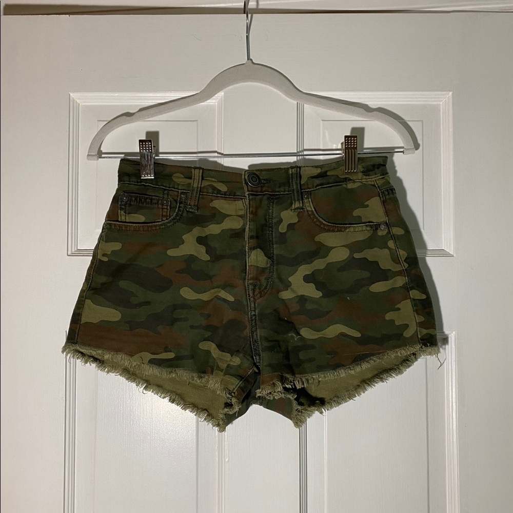 AMERICAN EAGLE CAMO VINTAGE HI-RISE FESTIVAL SHORT